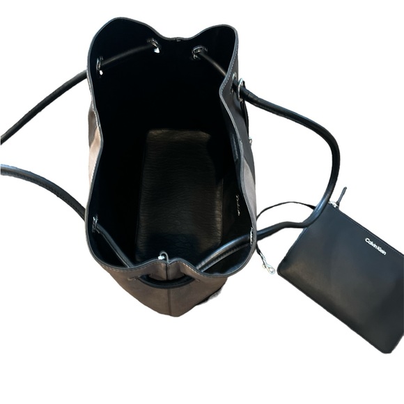 Calvin Klein tote - Picture 4 of 7